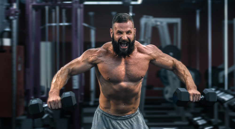 Ein Mann macht Bizeps-Übungen im Fitnessstudio