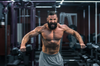 Ein Mann macht Bizeps-Übungen im Fitnessstudio