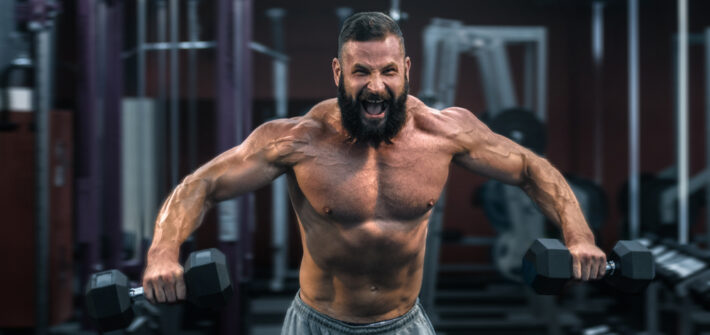 Ein Mann macht Bizeps-Übungen im Fitnessstudio